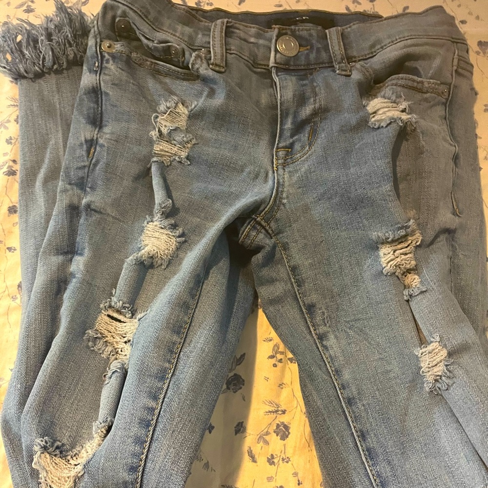 Light blue jeans, low rise